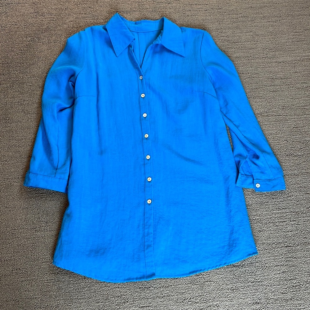Wrinkle Resistant Linen Blouse with Back-Button Detailing, Size S